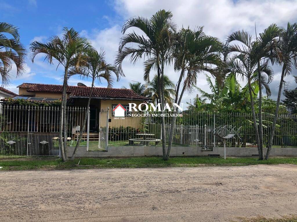 Linda casa com piscina no Balneário, a poucos metros da lagoa.