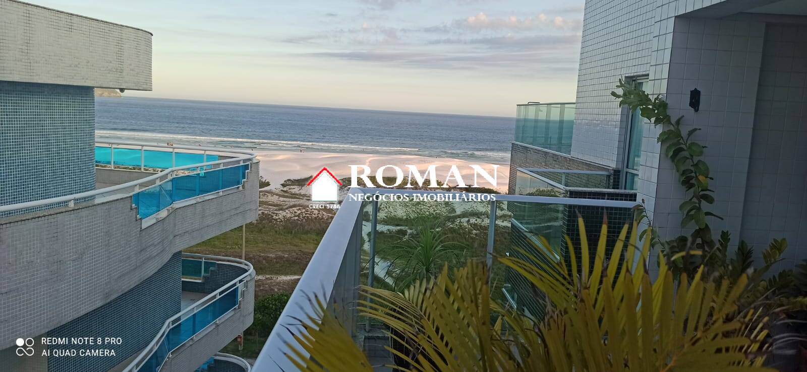 FRENTE A PRAIA, COM CÔMODOS AMPLOS E VISTA MAR!!!
