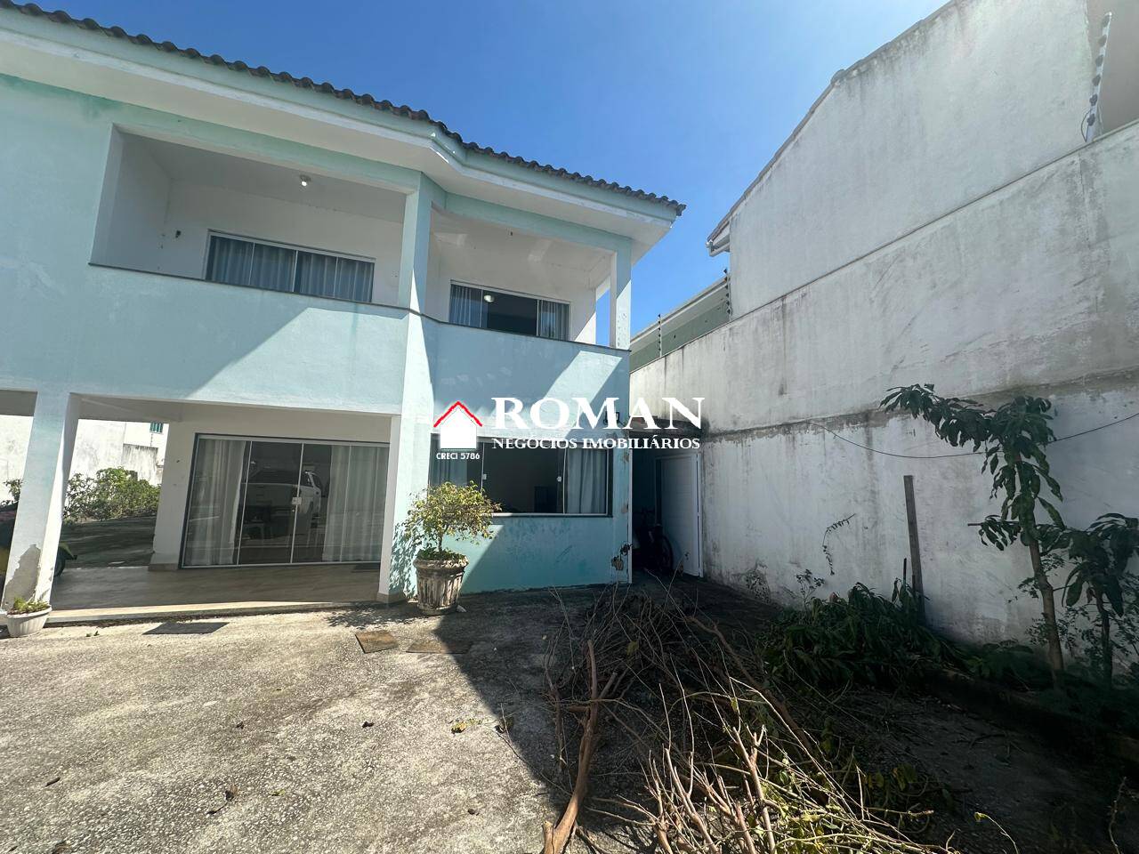 CASA EM TERRENO DE 450M² PARA LOCAÇÃO.