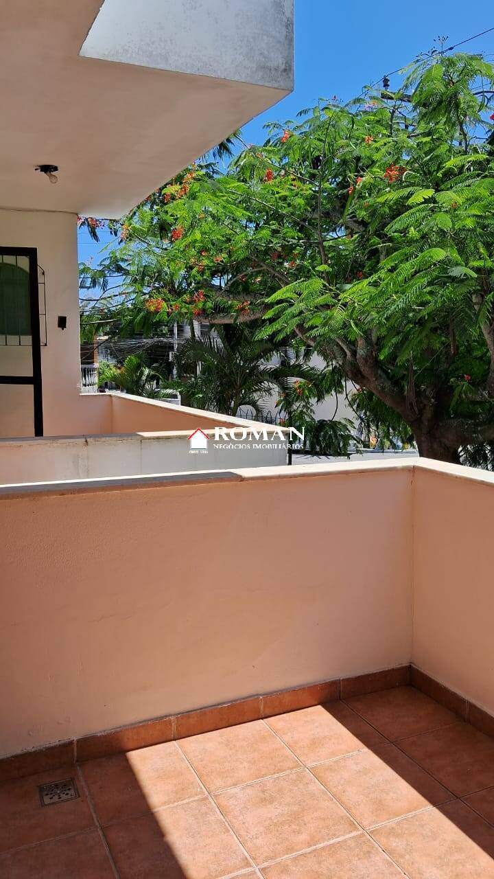Apartamento com varanda no bairro Palmeiras, Cabo Frio - venda.